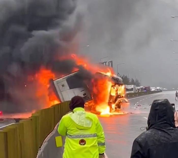 Adana’da Otoyolda Tır Yandı, Otobüsteki Yolcular Tahliye Edildi