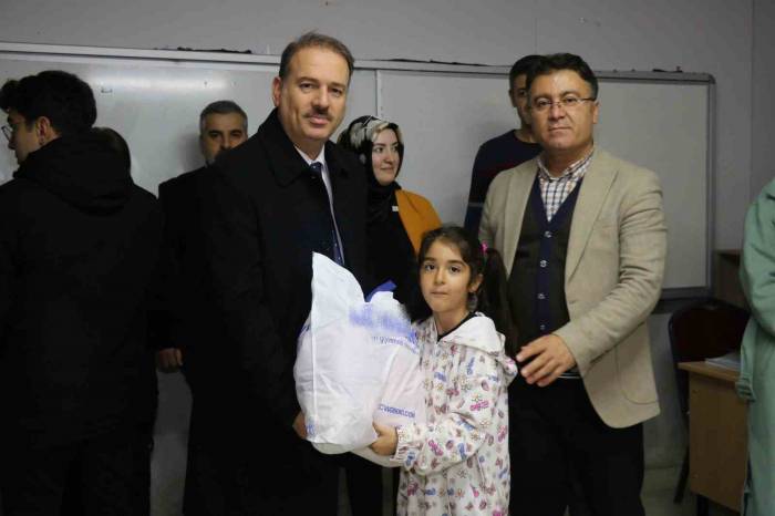 Doğa Koleji Öğrencileri “Bu Kış Beni Sen Giydir” Projesiyle Örnek Oldu