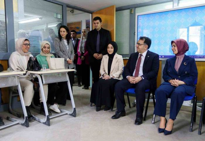 Bakan Göktaş, Kahire Yunus Emre Enstitüsünü Ziyaret Etti