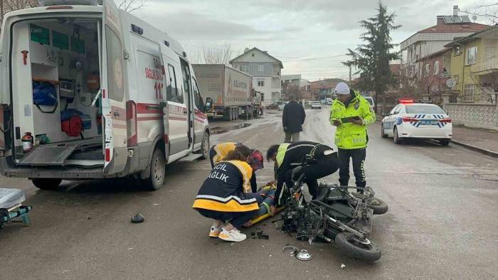 Hafif Ticari Araç Elektrikli Motosiklete Çarptı: 1 Yaralı