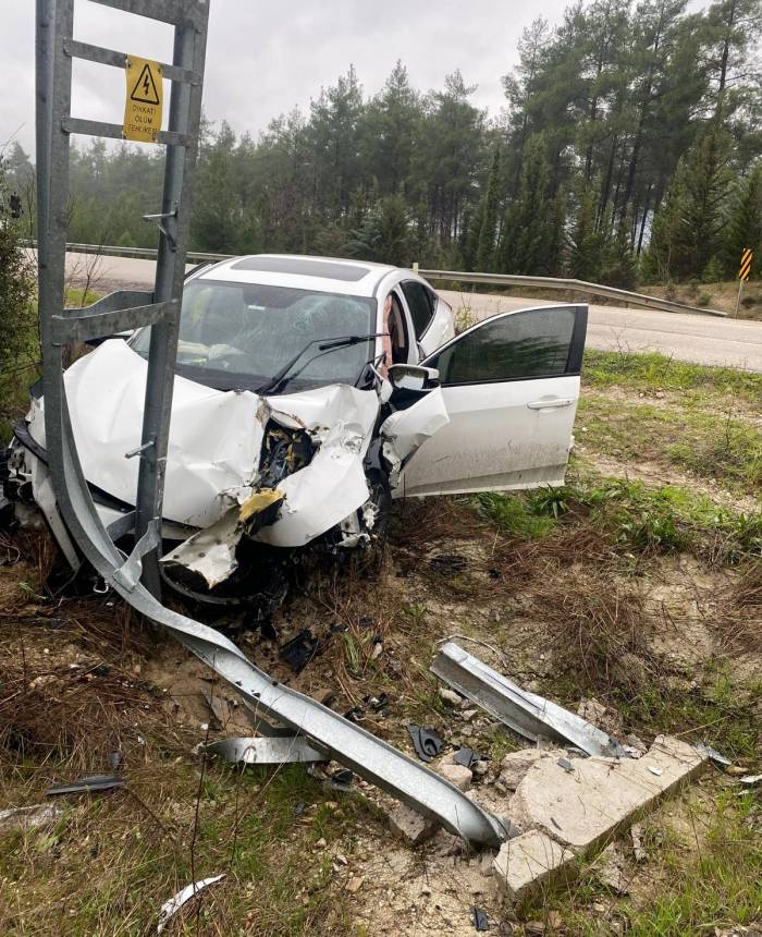 Kontrolden Çıkan Otomobil Elektrik Direğine Çarptı, 2 Kişi Yaralandı