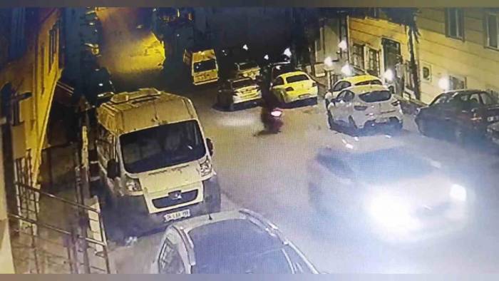 Apartmanın Önündeki Motosikletli Çalıp Kaçan Hırsız Kamerada