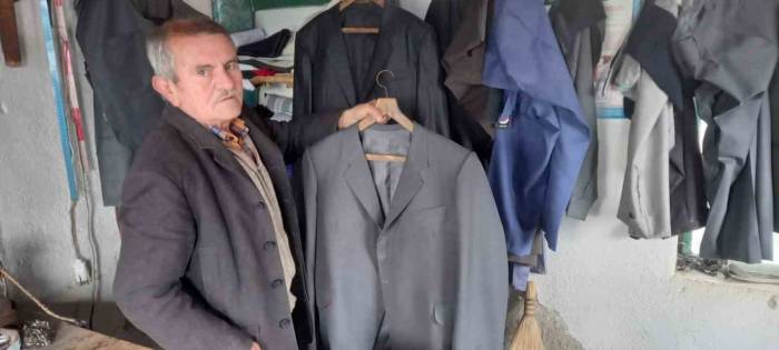 Herkes Bıraktı, O Halen Konfeksiyonlara Kafa Tutuyor