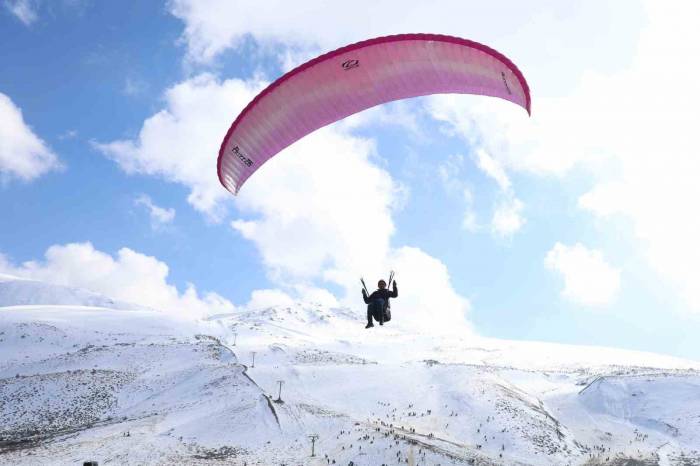 Hazarbaba Dağı’nda Göl Manzarası Eşliğinde Yamaç Paraşütü Keyfi