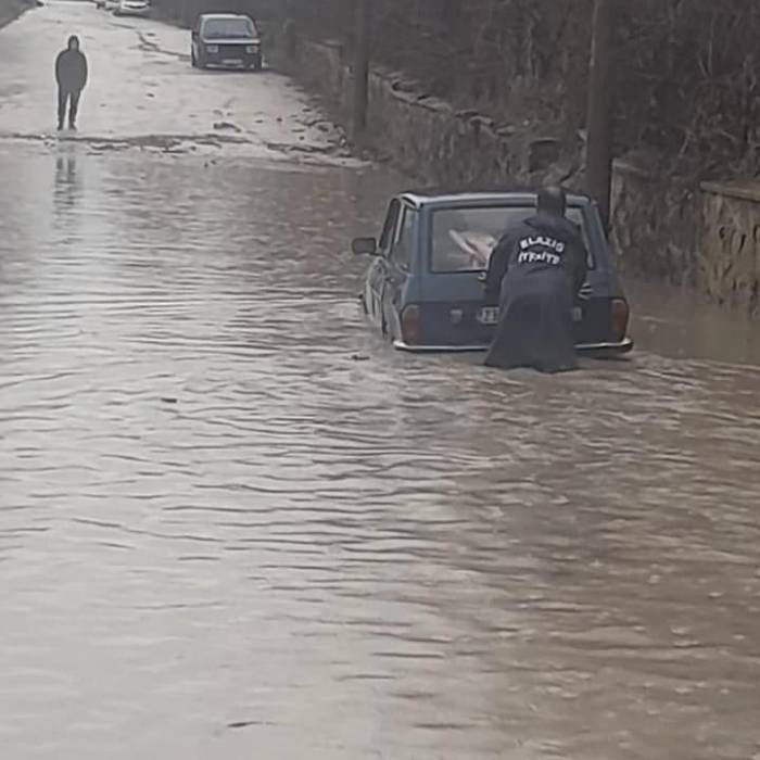 Elazığ’da Yoğun Yağış Sonrası Ev Ve İş Yerlerini Su Bastı, Araçlar Mahsur Kaldı