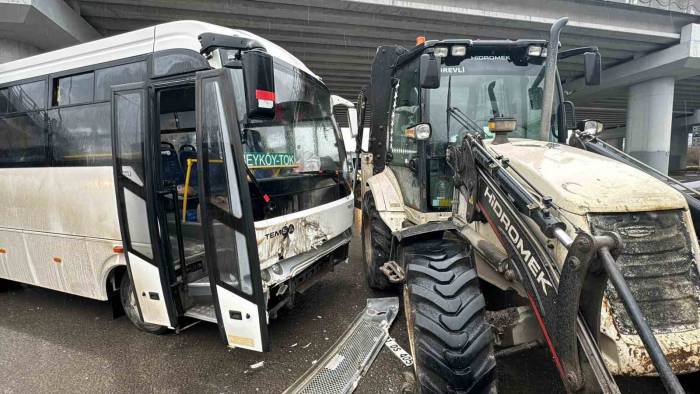 Düzce’de Halk Otobüsü İş Makinesi İle Çarpıştı: 8 Yaralı