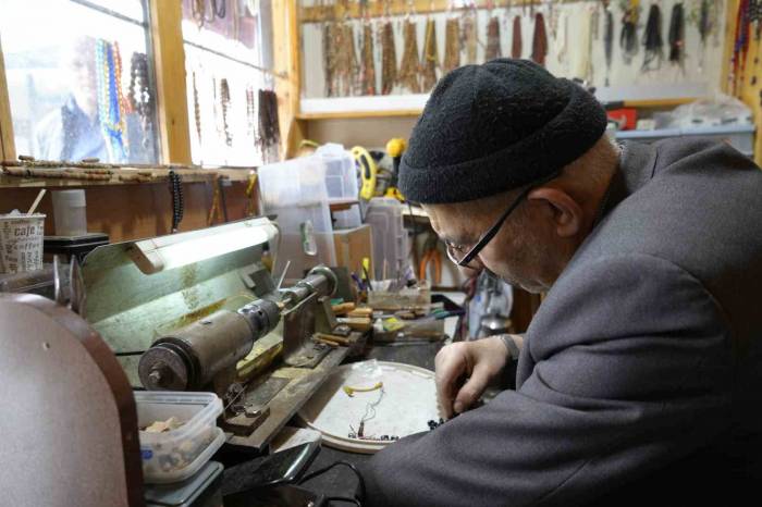 Gümüşhane’de 35 Yıldır Tek Eliyle Tesbih Diziyor