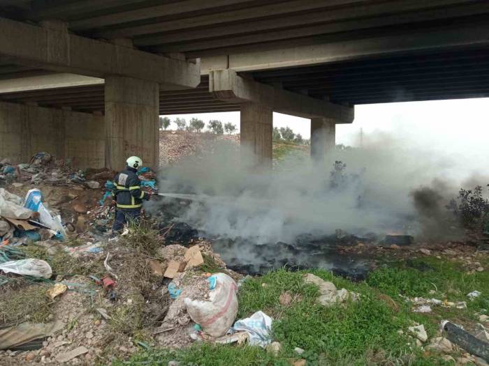 Hassa’da Atıl Durumdaki Araç Lastikleri Yandı