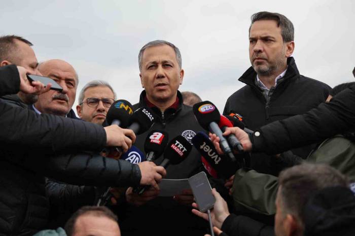 Metal Dedektörlerle Tarama Yapılıyor