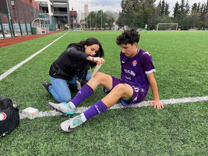 İzmir’in Yeşil Sahalarına İlk Kadın Sağlık Görevlisi