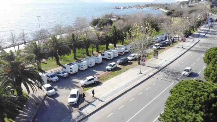 Kartal Ve Maltepe Sahilinde Karavan İşgali: Sürücüler Araç Koyacak Yer Bulamıyor