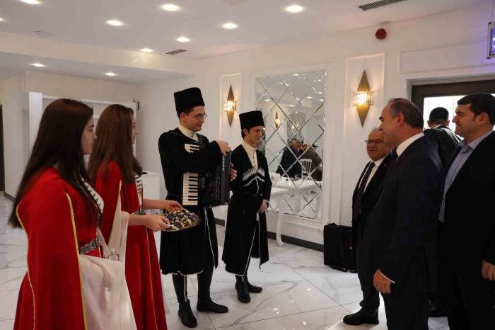 Büyükkılıç’tan Çerkeslere: "Biz Et İle Tırnağız"