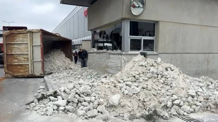 Kamyonuna Çarpan Aracı Takip Ederken Kaza Yaptı