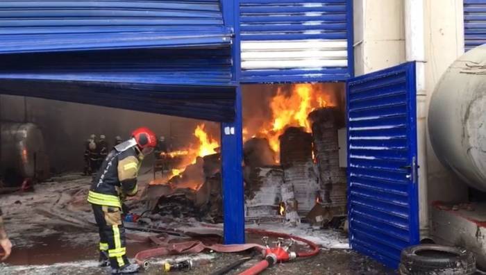 Sahte İçki İmalathanesi Olarak Kullanılan Depo Alev Alev Yandı