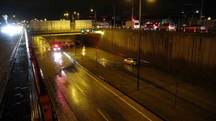 Malatya’da Sağanak Yolları Göle Çevirdi