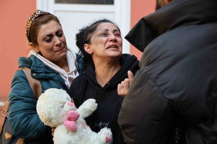 18 Yaşında Katledilen Kızına "Oyuncak Ayısını" Getirdi