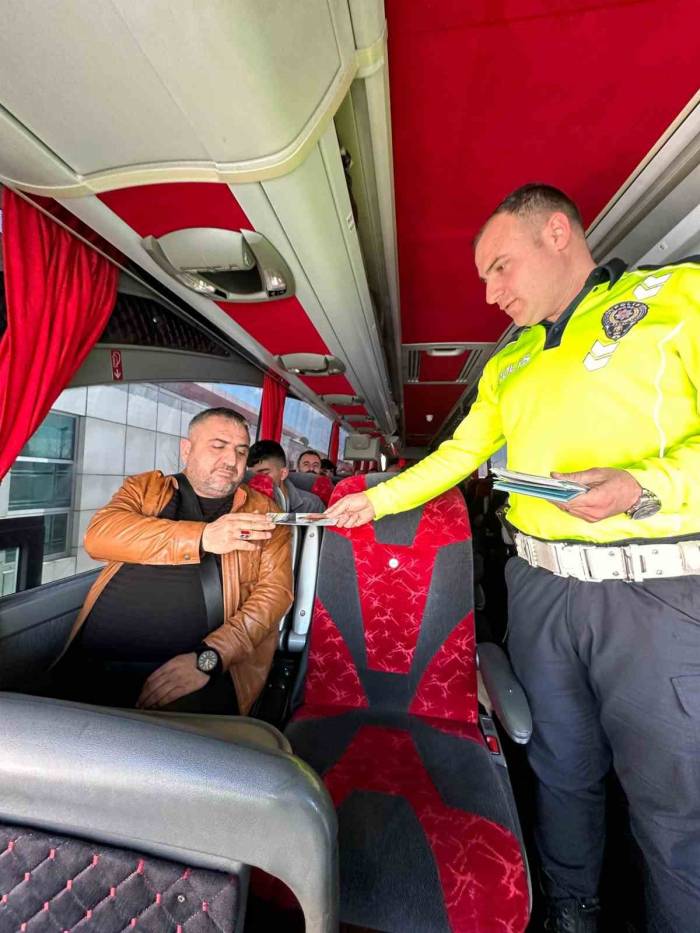Ağrı’da Yolculara Kemer Takma Konusunda Bilgilendirme Yapıldı