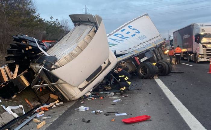 Bariyerlere Çarpan Tır Hurdaya Döndü: Şoför Yara Almadan Kurtuldu