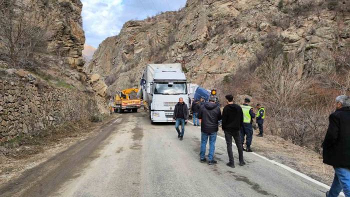 Artvin’de Heyelan Nedeniyle Kapanan Kara Yolu Temizlendi