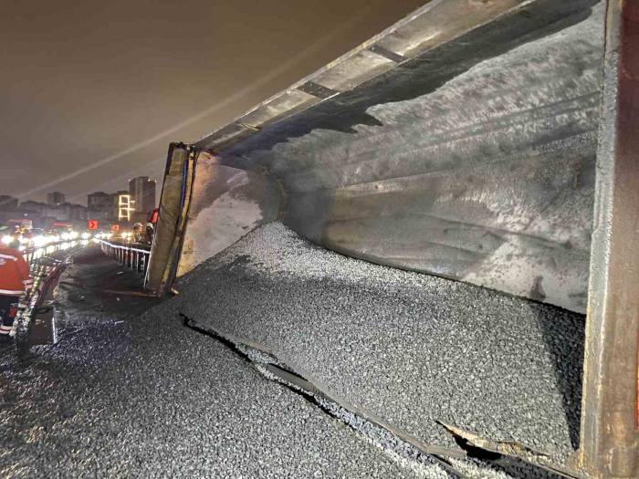 Bağcılar Tem Otoyolu’nda Mıcır Yüklü Kamyon Bariyerlere Çarpıp Yan Yattı