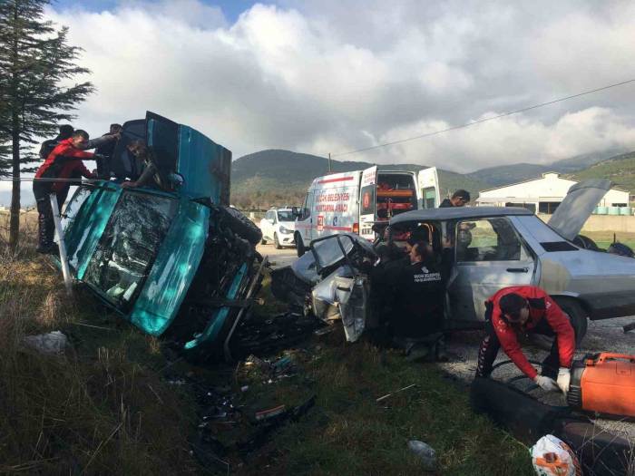 İki Otomobil Kafa Kafaya Çarpıştı, Ortalık Can Pazarına Döndü