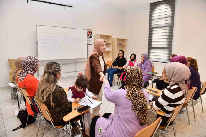 Esenyurtlu Annelere “Anne Destek Programı” Eğitimi Veriliyor