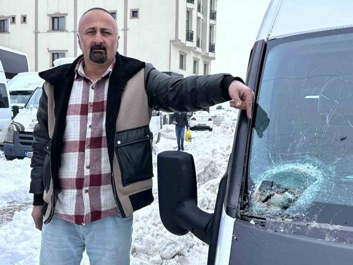 Yola Kaya Düştü: 10 Yolcu Ölümden Kıl Payı Kurtuldu