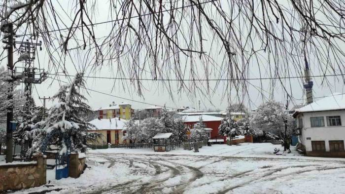 Hisarcık’ta Kar Yok, Karbasan Köyünde Kar Kalınlığı 15 Santimetre