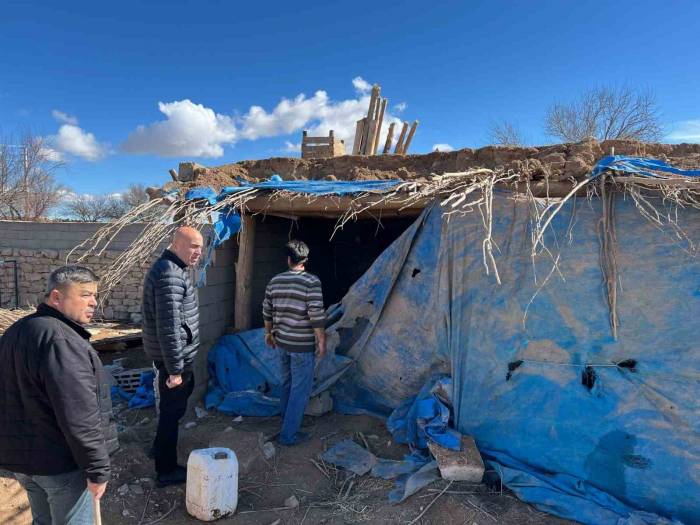 Karaman’da Çatısı Çöken Ahırdaki 20 Koyun Telef Oldu