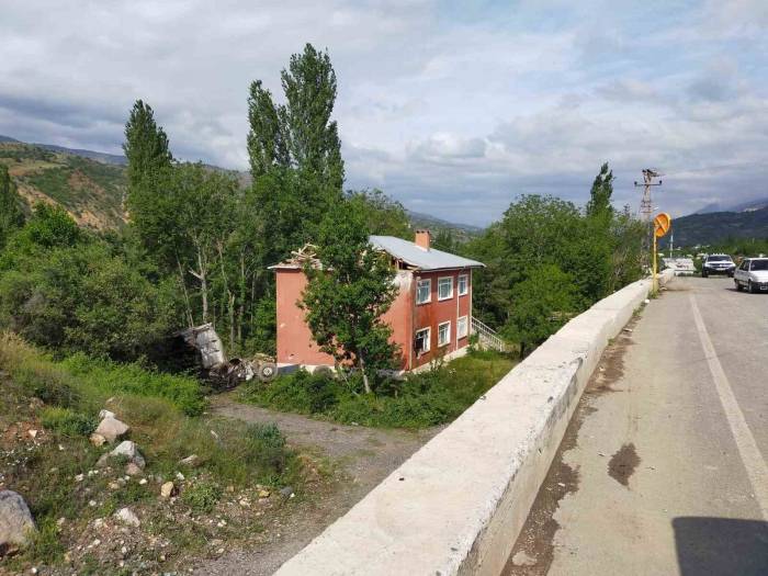 Bu Evin Üzerine Sürekli Kamyon Uçuyor