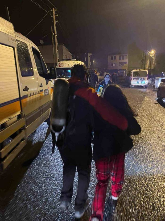 Kars’ta Yangında Mahur Kalan 4 Kişi Kurtarıldı