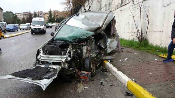 Kartal’da İki Araç Çarpıştı: 1 Ölü