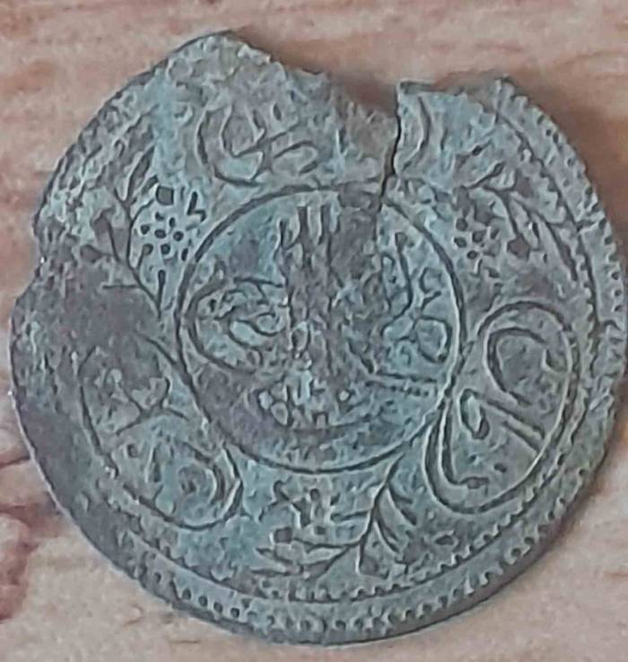 Gediz’de Mezar Kazarken Buldukları Madalyonu Kaymakamlığa Teslim Ettiler