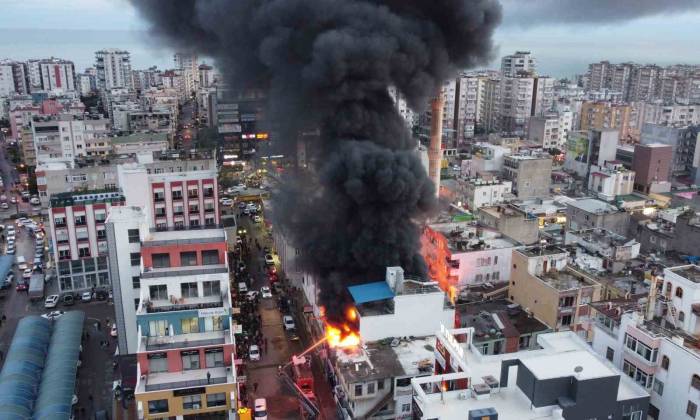Alevler Dışarı Taştı, Gökyüzünü Dumanlar Kapladı