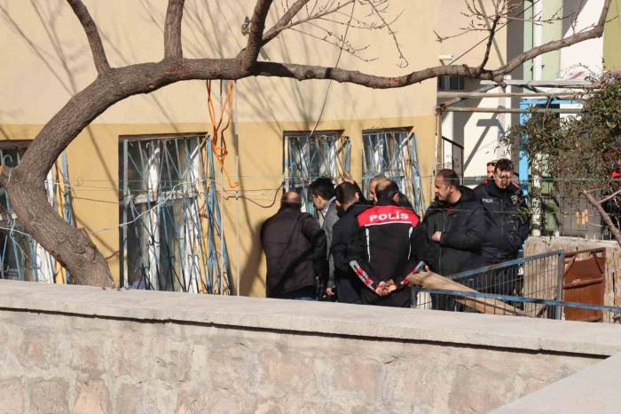 Emniyet Amirinin Yaklaşımı, Eşini Rehin Alan Şahsı Böyle İkna Etti: "Ben Sana Kurban Olurum"