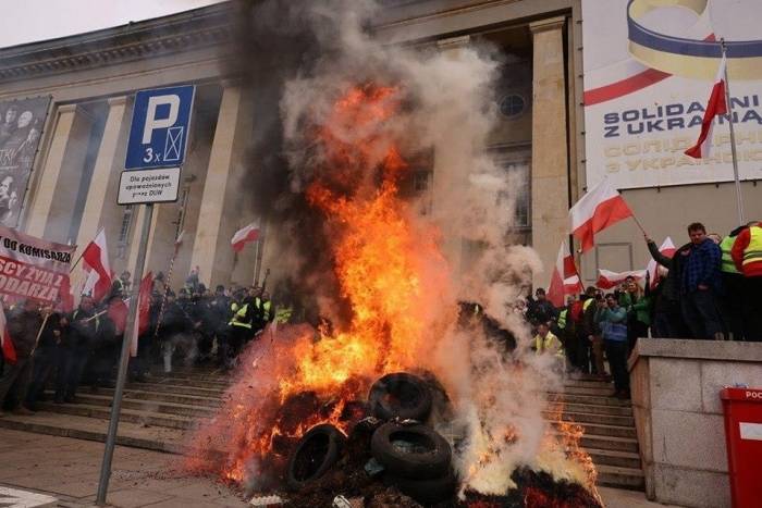 Polonyalı Çiftçiler Ab Temsilciliğine Yumurta Attı