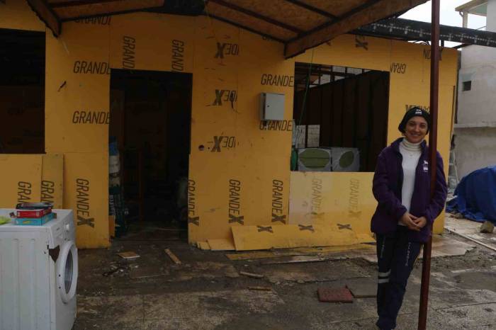 Enkaz Altındaki İnsanları Yaşatmak İçin Mücadele Veren Sağlıkçı Havva, Afetzede Vatandaşların Umudu Oldu