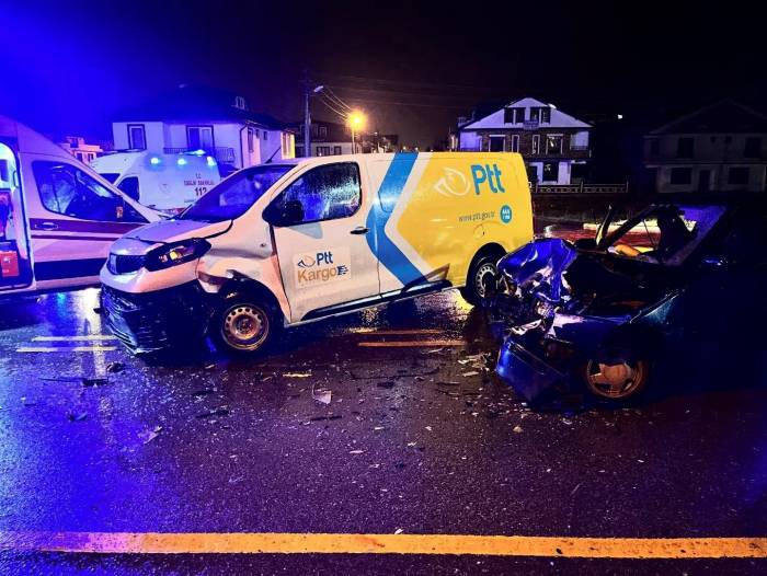 Ptt Kargo Aracı İle Otomobil Çarpıştı: 2 Yaralı