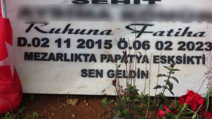 Depremde Ölenlerin Mezar Taşlarındaki Her Bir Yazı Hüzne Boğuyor