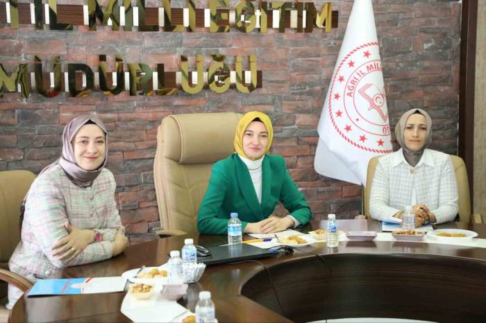 Ağrı Valisi Ve Eşi Hayatlara Dokunuyor