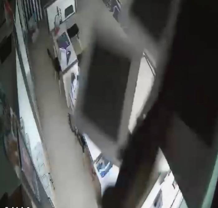 İnanılmaz Olay...kırılan Tavandan Aşağı Kedi Böyle Düştü