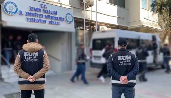 Fetö Şüphelilerine İzmir Merkezli Operasyon: 15 Gözaltı