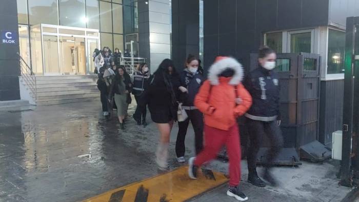 Masaj Salonlarına Fuhuş Operasyonunda 25’i Kadın 37 Kişi Yakalandı