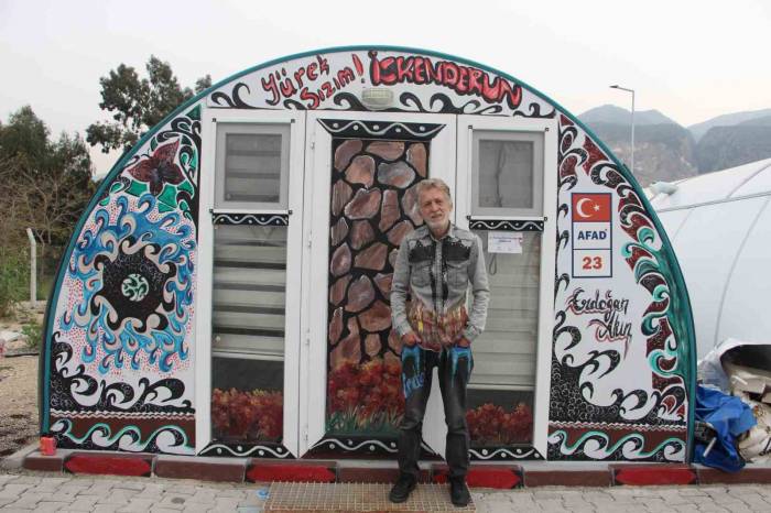 Enkaz Kentin Konteynerleri Onun Elinde Renkleniyor