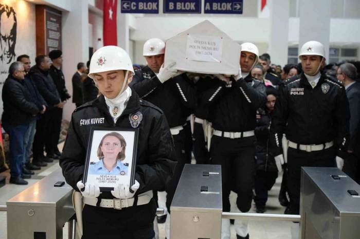 Görev Arkadaşlarının En Zor Günü: Öldürülen Polis Arkadaşını Gözyaşlarıyla Uğurladılar