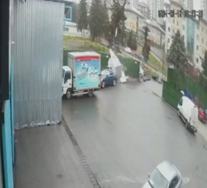Eyüpsultan’da Kontrolden Çıkan Otomobil Güvenlik Kulübesine Daldı, Kaza Anı Kamerada