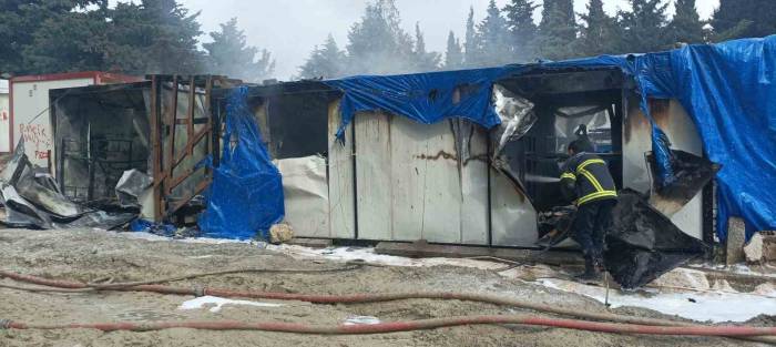 İşçilerin Kaldığı Konteynerler Alevlere Teslim Oldu