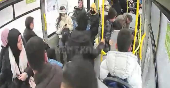 Halk Otobüsünde Fenalaşan Öğrenciyi, Otobüs Şoförü Hastaneye Yetiştirdi