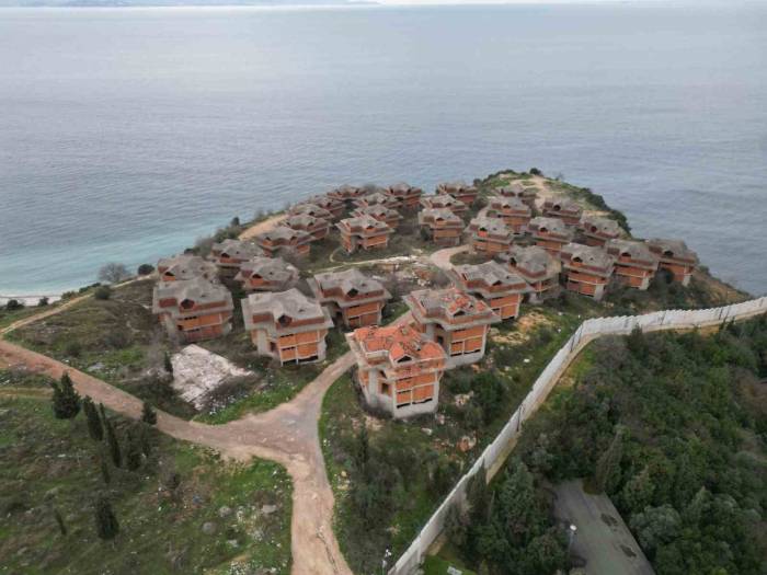 Kendi Haline Terk Edilmiş Villalar Merak Konusu Oldu