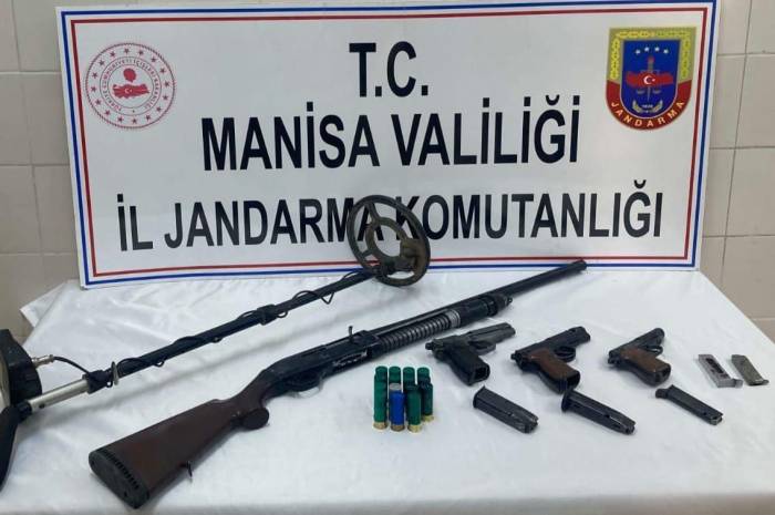 İki Evde Yapılan Aramada Ruhsatsız Silah Ve Tüfekler Ele Geçirildi